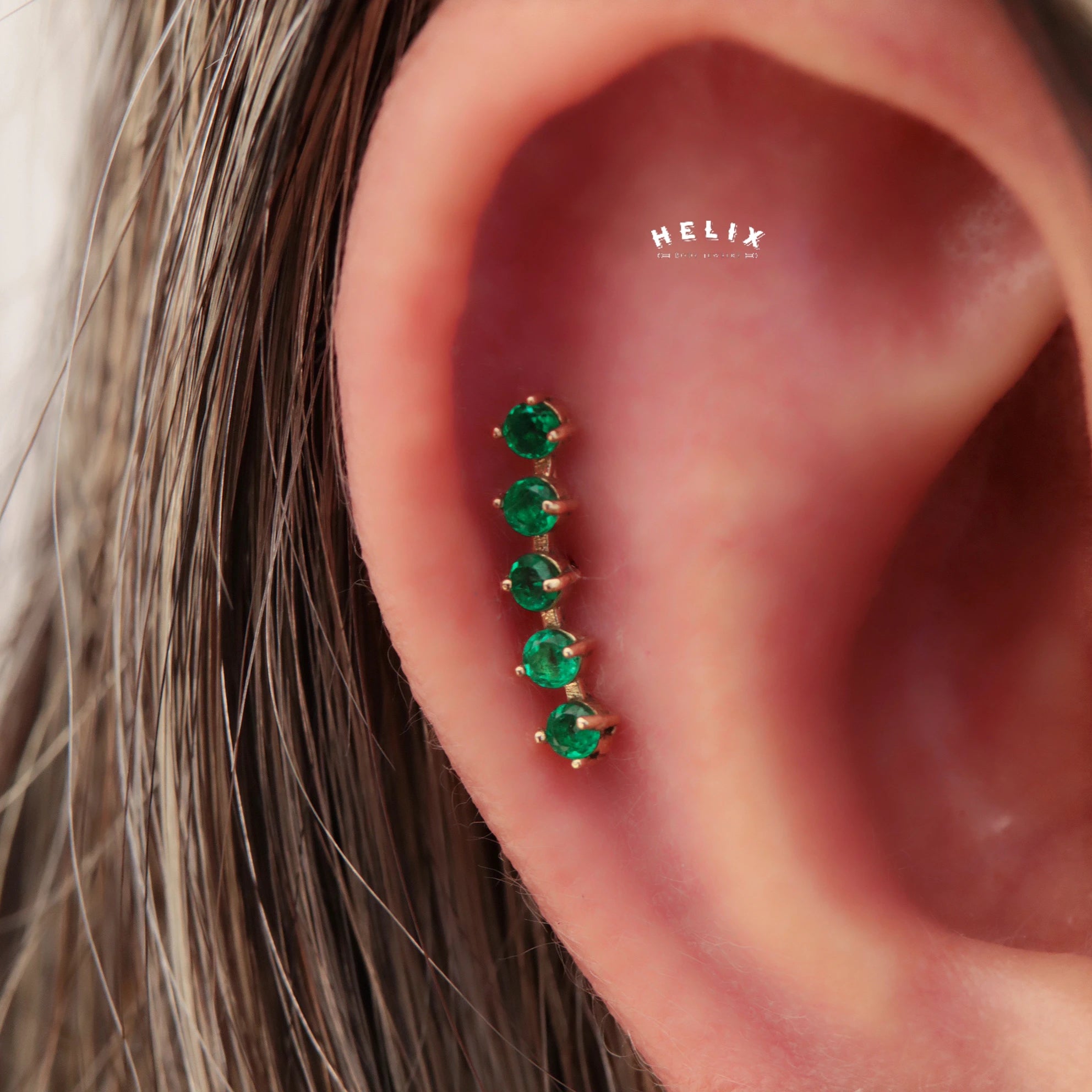 Joya con cinco incrustaciones de esmeralda Penta - Helix Body Jewelry - Tienda Online de Piercings